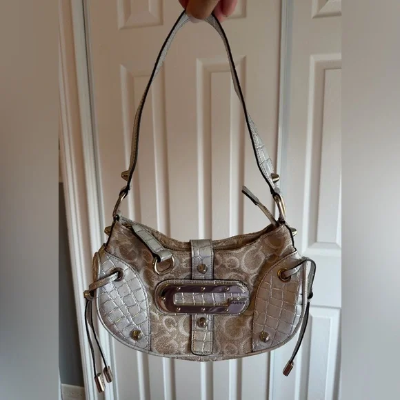 Guess Vintage Bag It features a beige logo and silver accents. - Picture 7 of 9